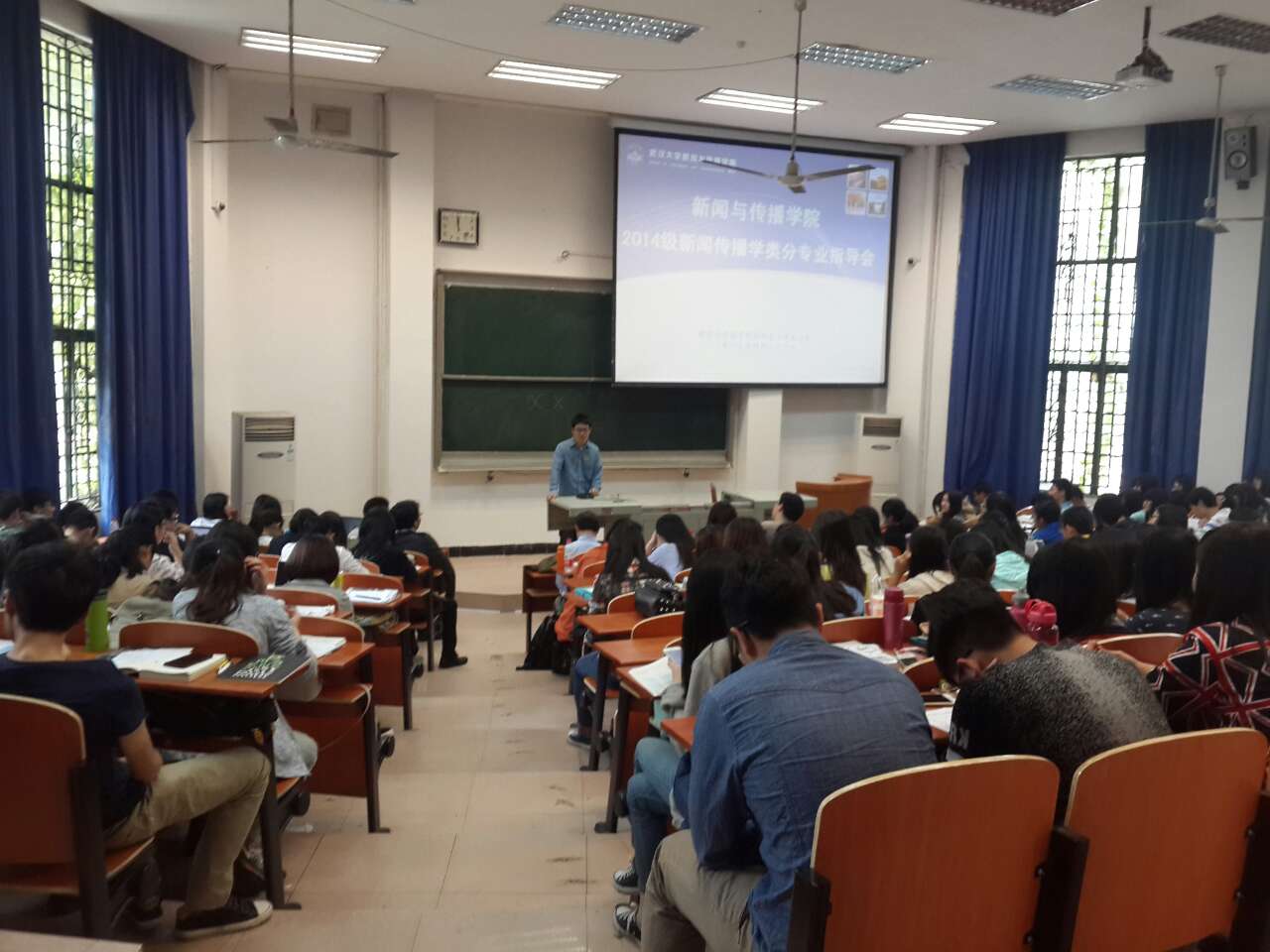 拨开迷雾，指点迷津——国模性爱
举行2014级分专业指导会