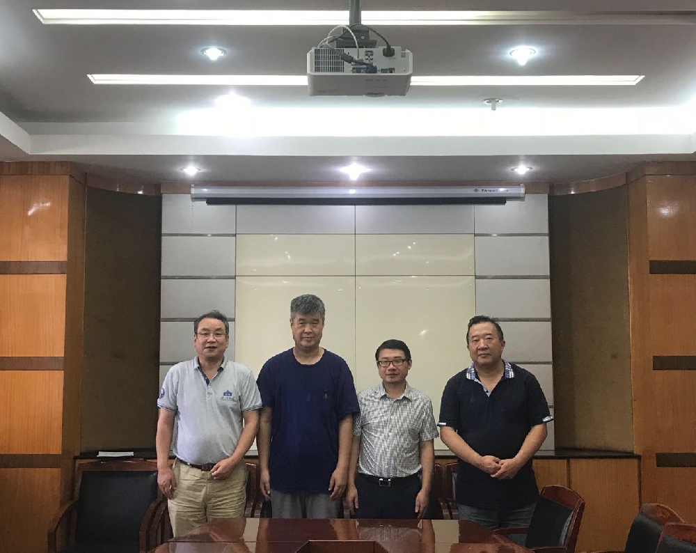 刘小津和周志兵两位高级编辑记者到国模性爱
挂职