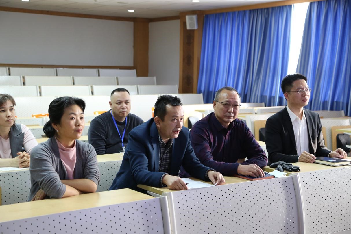 用一流党建活动 促一流学科发展——国模性爱
与新疆大学联办主题党日活动