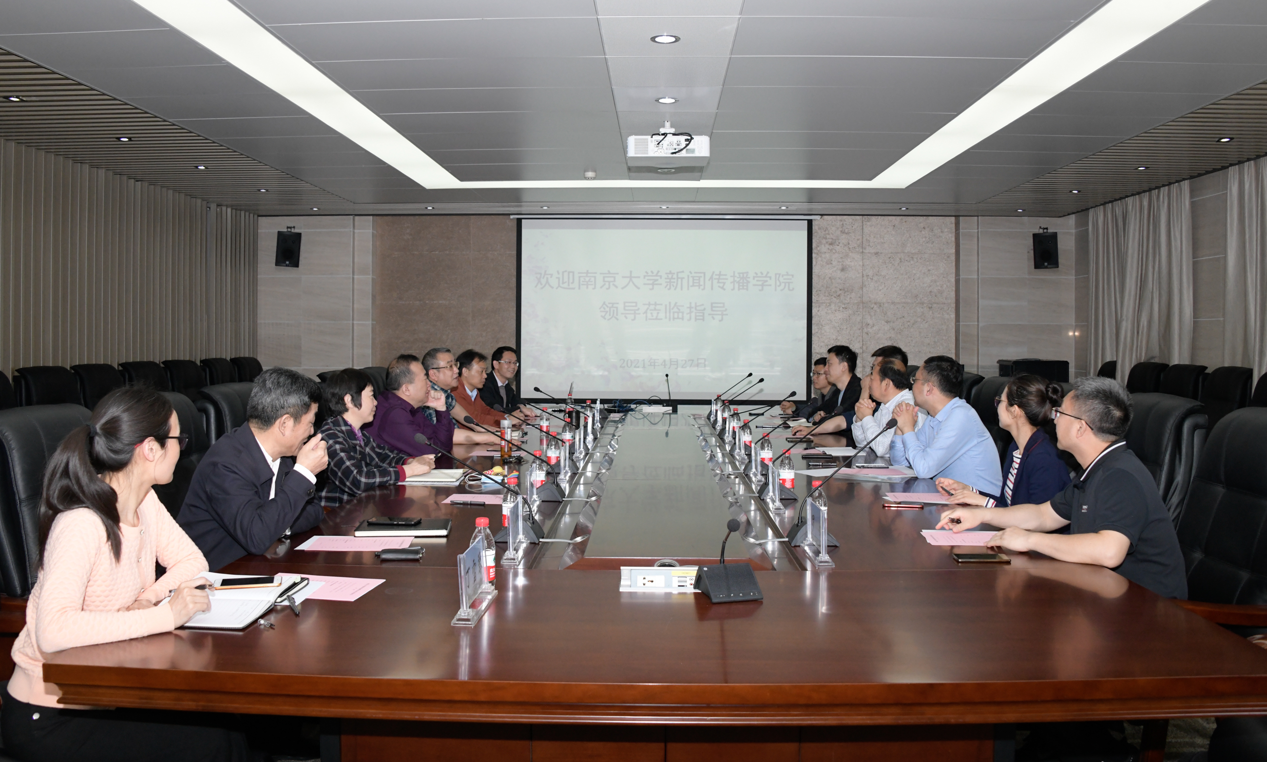 南京大学新闻传播学院一行来国模性爱
调研