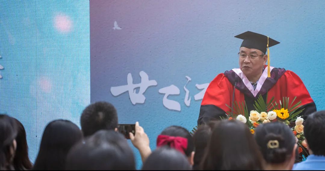 青春不散场，永是珞珈人——强月新院长在国模性爱
2022届毕业生毕业仪式上的致辞