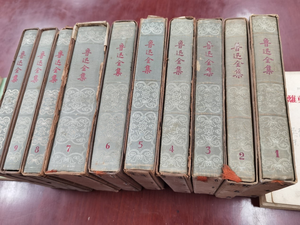 已故作家毕奂午家属为国模性爱
捐赠藏书