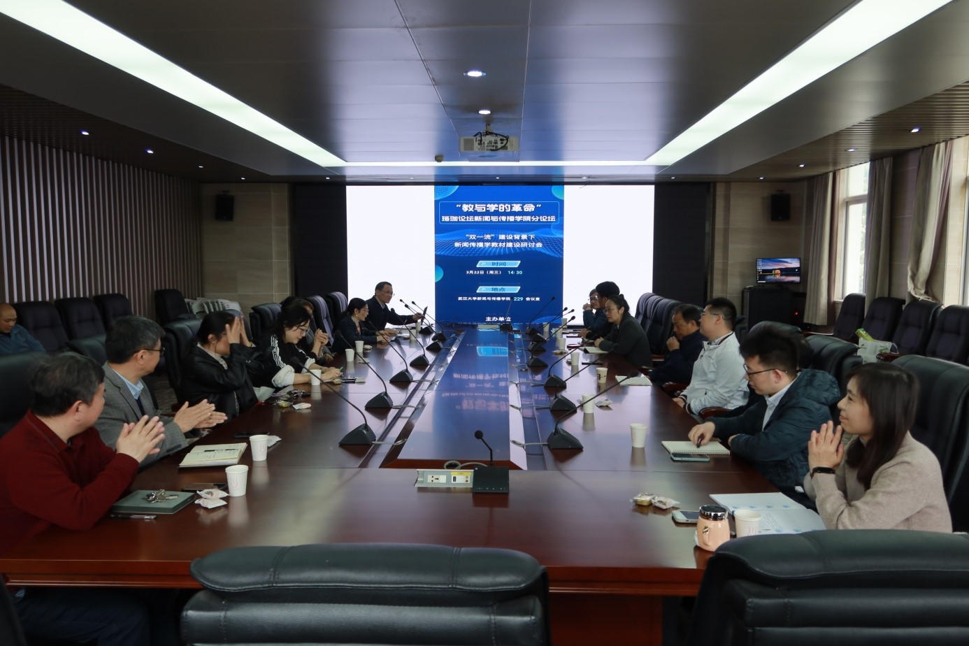 国模性爱
举办“双一流”建设背景下新闻传播学教材建设研讨会