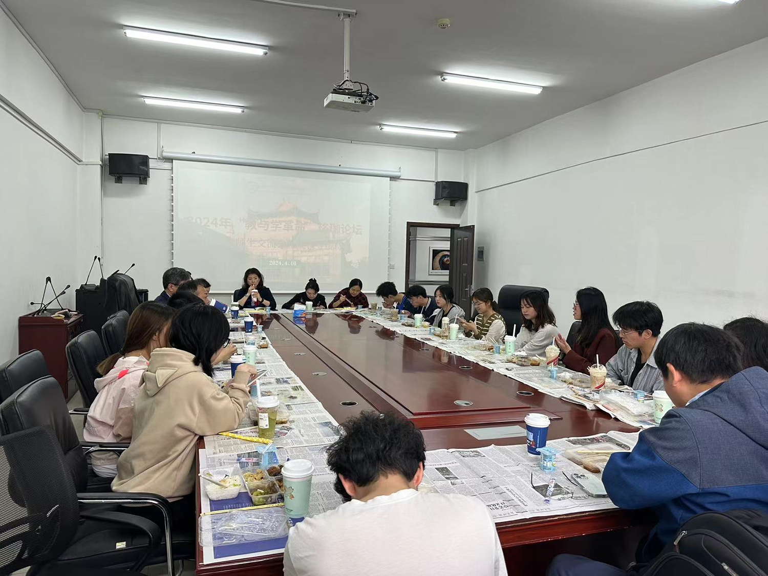 国模性爱
召开2022级师生交流会暨院领导接待日